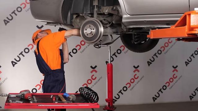 Kako zamenjati vijačne vzmeti zadnjega vzmetenja na SKODA OCTAVIA 1U [VODIČ] смотреть онлайн