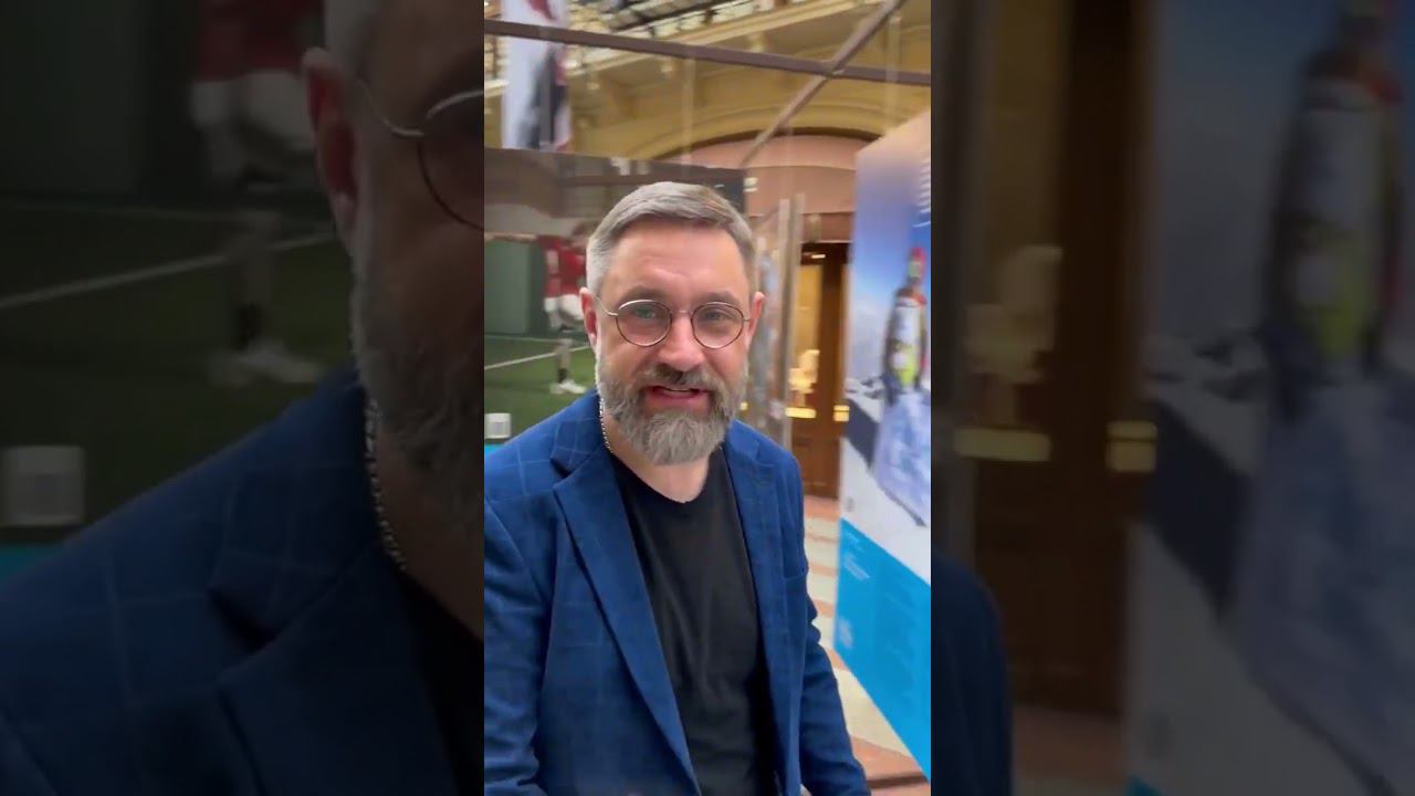 Председатель Фонда Архангела Михаила Павел Гончаров на открытии выставки Фонда "Жизнь в движении"