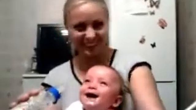 Малыш смеется на руках у мамы смотреть онлайн