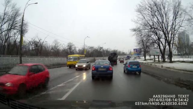 ВАЗ 2106 занесло при проскакивании на розовый в крутой вираж . смотреть онлайн