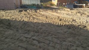 Засыпаю болотистый участок песком.