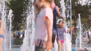 Ксюша и папа купаются в фонтане