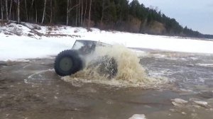 Вездеход Гарагашьяна ныряет в Северную Сосьву. Бедкаш 2013