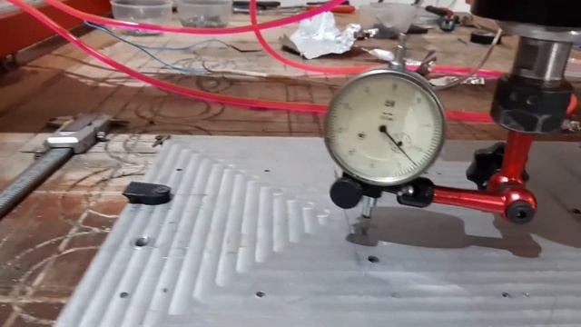 Пробую выставить шпиндель перпендикулярно к столу фрезерного станка. смотреть онлайн