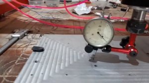 Пробую выставить шпиндель перпендикулярно к столу фрезерного станка.