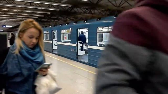 Вагон люди выходят на конечную станцию Купчино смотреть онлайн