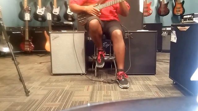 Fender Rumble v3 115 vs GK MB 115 COMBO'S смотреть онлайн