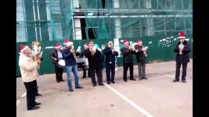 Парад Дедов-Морозов - духовой оркестр