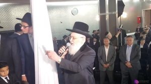 Rabbi Mordechai Rachminov Singing in Chupa Ceremony-
Раввин Мордехай Рахминов поет на церемонии чуп