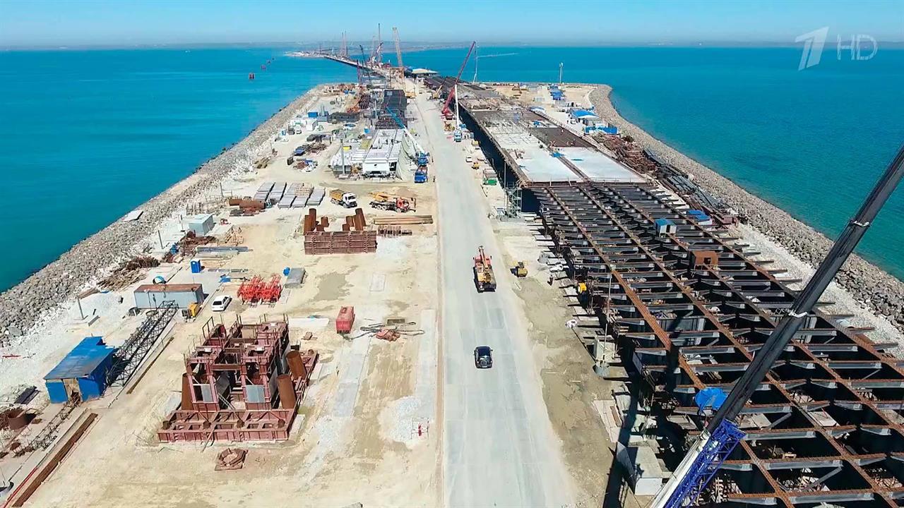 Возведена половина опор моста через Керченский пролив