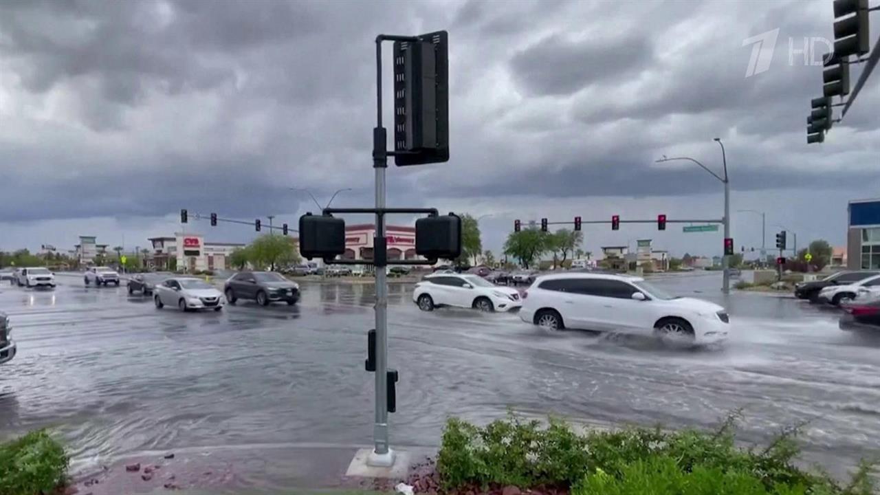 В США затопило Лас-Вегас, который обычно страдает от нехватки дождей