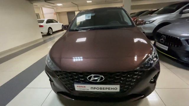 Показываю цены на автомобили с пробегом на крытой площадке дилера