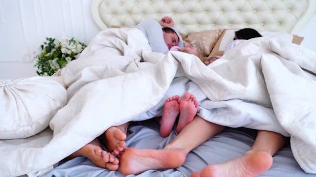 Мы обнаружили скрытую камеру в спальне: Дочь наблюдала! смотреть онлайн