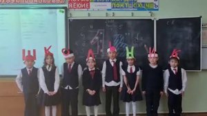 Кирилл и одноклассники читают стих про школу.