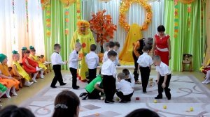 Детская игра с Лесовичком "Собери фрукты и овощи" Средняя гр.