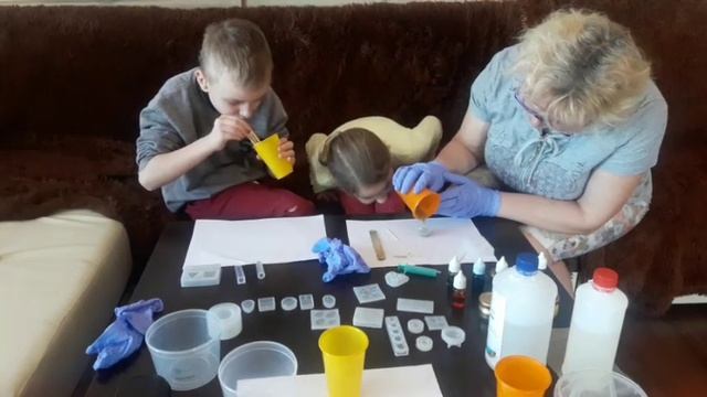 Внуки в деревне на каникулах.Делаем поделки. смотреть онлайн