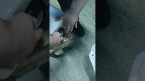 Установка арматуры для сливного бочка
