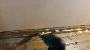 Как снять старые плинтуса