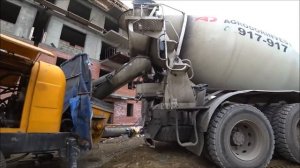 Бетононасос Zoomlion в работе. Стройка