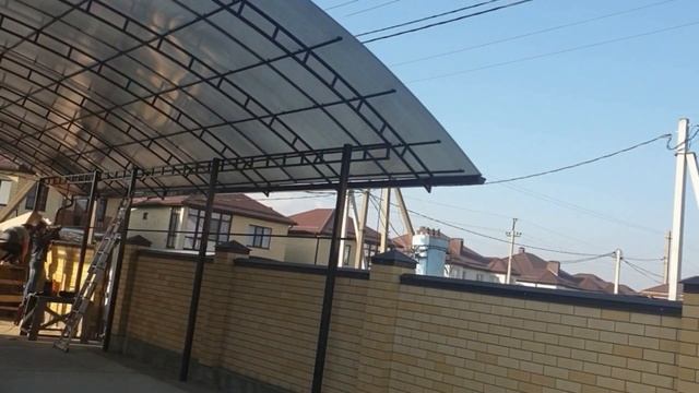 Красивый навес из поликарбоната "Бронза" смотреть онлайн
