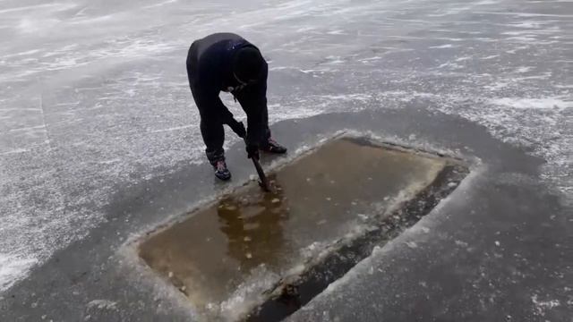Рубим прорубь