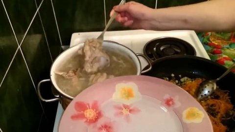 Рассольник с перловой крупой и солёными огурцами