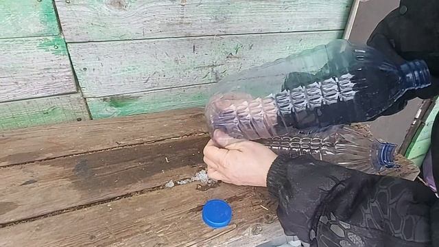 Как же я раньше до этого не догадался. Пластиковые бутылки не выбрасываю. Сделал мини теплицу