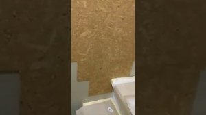 Своими руками клеем пробку на стене