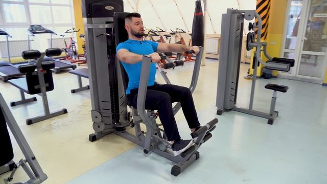 Тренировочный комплекс для девушек. Грудная мышца: жим сидя в тренажёре.