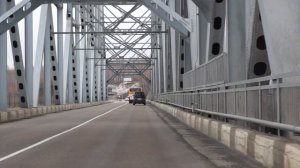 по мосту через реку амур