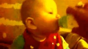 малыш пьёт лекарство от кашля