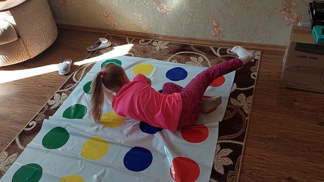 Играю в твистер очень сложно смотреть онлайн