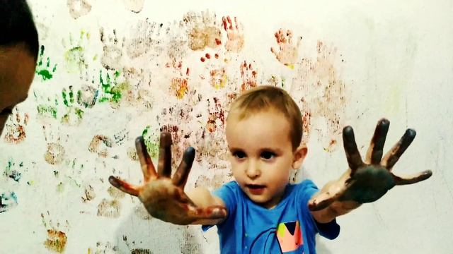 Дети испачкали стену красками.Или нет? Забавное видео для детей смотреть онлайн