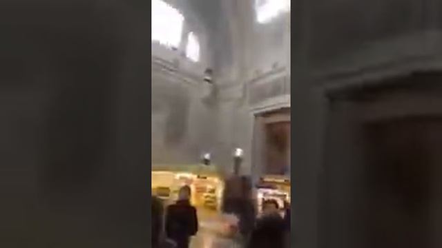 Классно играет на пианино на вокзале смотреть онлайн