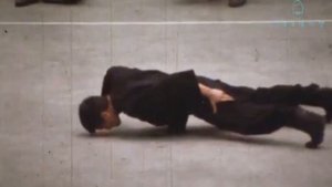 Брюс Ли  Отжимание на 2х пальцах