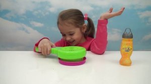 Мыльные пузыри. Арина надувает огромный мыльный пузырь Giant bubble