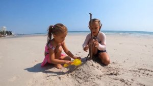 Нашли клад на пляже! Мила и Ника купались в море и нашли бутылку с картой сокровищ.#напляже