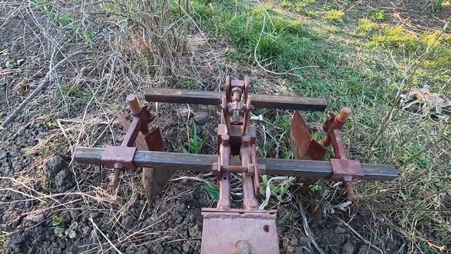 Высев моркови ручной сеялкой. Sowing carrots with a manual seeder. смотреть онлайн