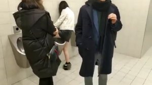 Баба ссыт в писсуар