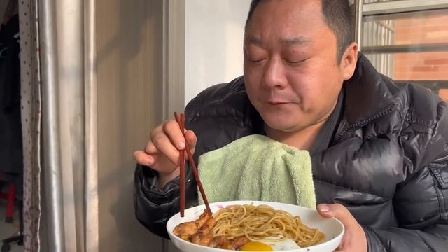 半夜看见别人吃肉太馋了，胖龙赶紧做个红油牛排，好好解解馋【胖龙的小生活】