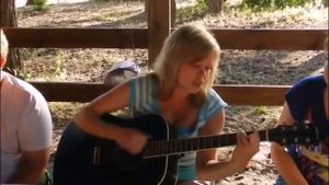 Девушка красиво поет и Играет на гитаре. Girl sings beautifully and plays guitar.
