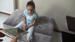 Lina Deney Yapmak İçin Annesinin Telefonunu Kırıp Parçaladı