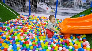 Скатываемся с горки играем в лабиринте на детской площадке