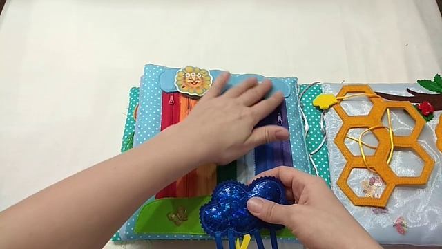 Мягкая развивающая книжечка для Амелии