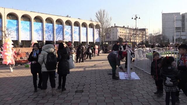 Kyrgyzstan. Walk around Bishkek. New Year mood in the capital. Кыргызстан. Бишкек. Предновогоднее. смотреть онлайн