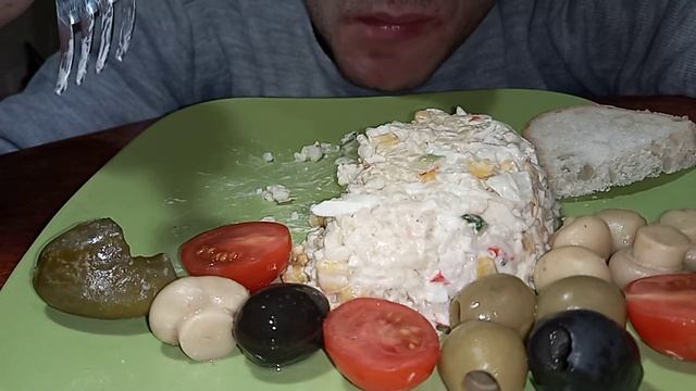 Не МУКБАНГ / Не ASMR / Просто жру салат с крабов. Приятного аппетита ! смотреть онлайн