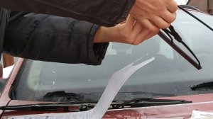 замена щетки стеклоочистителя (дворника) на примере VW Golf 4/