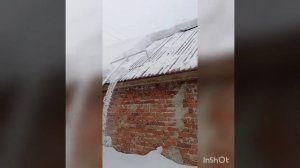 Приспособление, скребок для уборки снега с крыши.