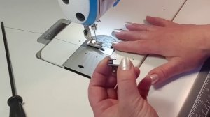 Как поставить лапку для стежки на промышленную машинку.