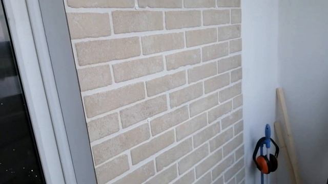 Внутренняя отделка балкона МДФ панелями под кирпич,шкаф на балконе с раздвижными дверцами.